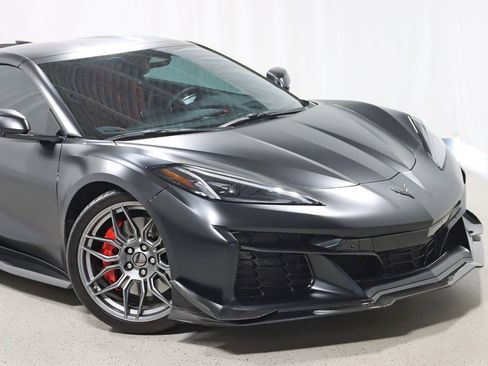 Used 2025 Chevrolet Corvette Z06 RWD image 2