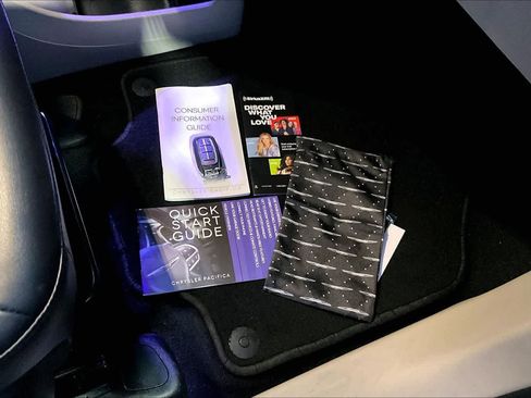 Used 2024 Chrysler Pacifica Select image 20