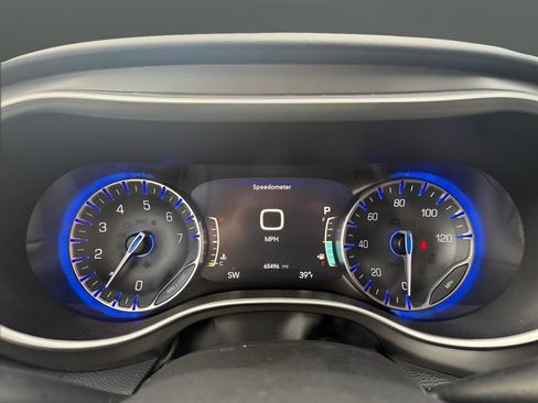 Used 2024 Chrysler Pacifica Touring-L FWD image 16