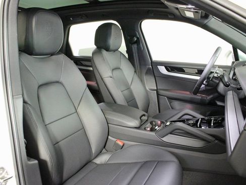 Certified 2025 Porsche Cayenne image 39