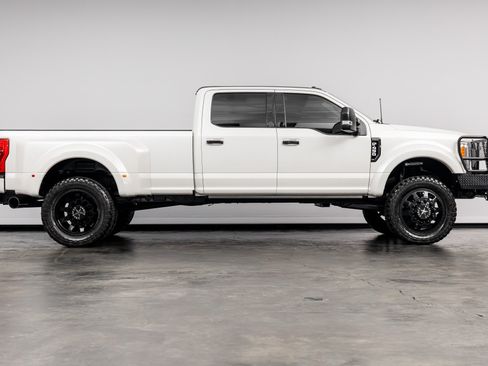 Used 2017 Ford F450 Platinum w/ Platinum Ultimate Package AWD/4WD image 22