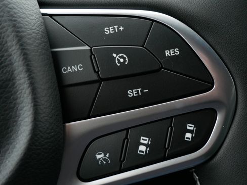 New 2026 Chrysler Pacifica Limited w/ Uconnect Theater Family Group image 16