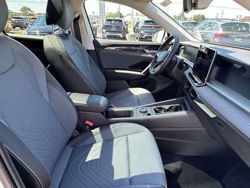 New 2025 Volkswagen Tiguan SE image 14