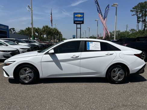 Used 2025 Hyundai Elantra SE FWD image 13