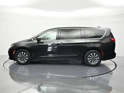Used 2023 Chrysler Pacifica Touring-L FWD image 8