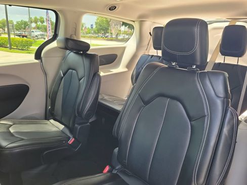 Used 2024 Chrysler Pacifica Touring-L FWD image 11