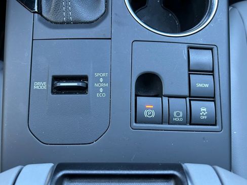 Used 2023 Toyota Highlander XLE image 29