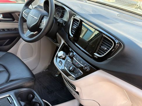 Used 2023 Chrysler Pacifica Touring-L FWD image 10