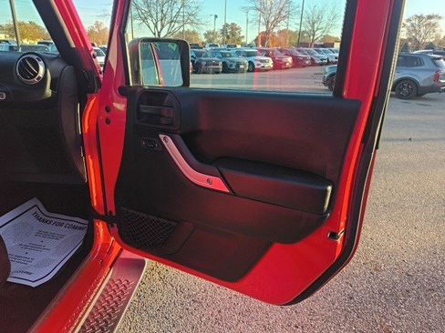 Used 2018 Jeep Wrangler Unlimited Sahara w/ Connectivity Group image 13