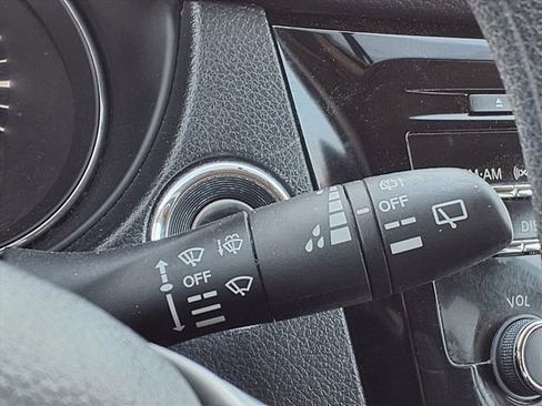 Used 2016 Nissan Rogue SV FWD image 12