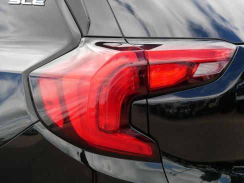 Used 2018 GMC Terrain SLE w/ Driver Convenience Package AWD/4WD image 17