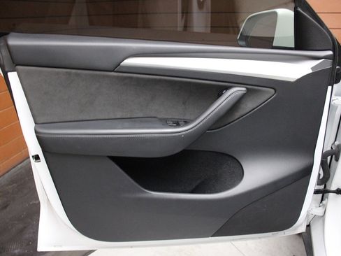 Used 2023 Tesla Model Y Long Range image 32