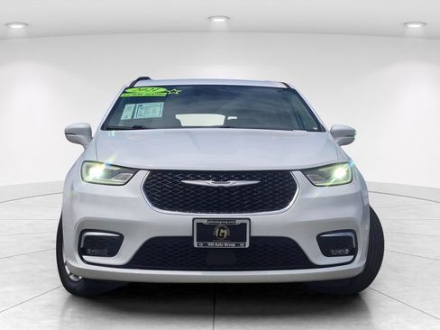 Used 2021 Chrysler Pacifica Touring FWD image 2