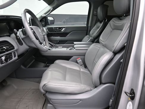 Used 2019 Lincoln Navigator Select RWD image 21