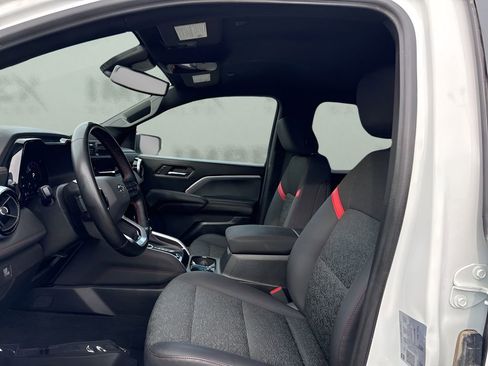 Used 2025 Chevrolet Colorado Z71 AWD/4WD image 9