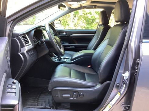 Used 2019 Toyota Highlander XLE image 26