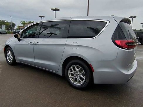 Used 2024 Chrysler Pacifica Touring-L image 6