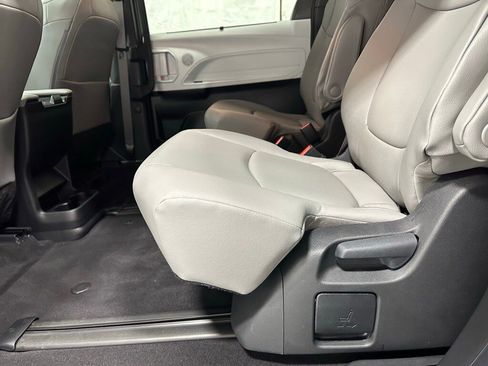 Used 2025 Toyota Sienna XLE image 48