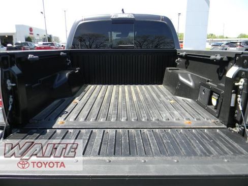 Used 2022 Toyota Tacoma TRD Sport w/ Technology Package AWD/4WD image 4