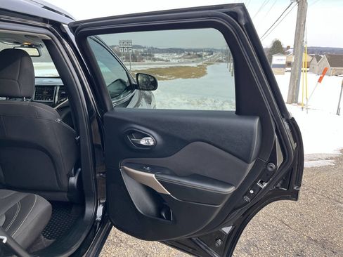 Used 2017 Jeep Cherokee Latitude w/ Cold Weather Group image 30