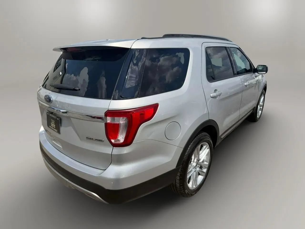 Used 2016 Ford Explorer XLT w/ Equipment Group 202A FWD image 8