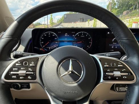 Used 2023 Mercedes-Benz GLB 250 4MATIC image 33