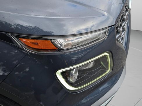 Used 2023 Hyundai Venue Limited image 11