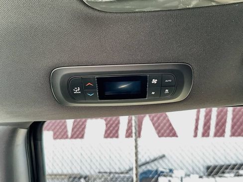 New 2027 Chrysler Pacifica Select FWD image 31