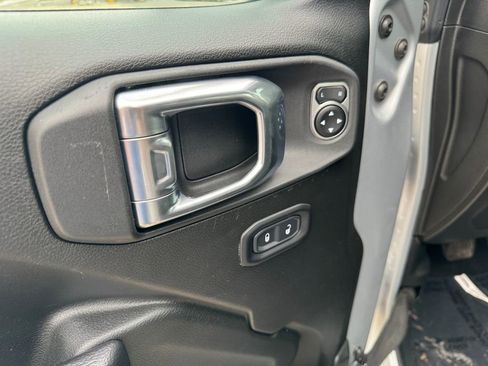 Used 2022 Jeep Gladiator Willys AWD/4WD image 16