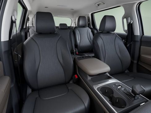Used 2026 Kia Carnival FWD image 11