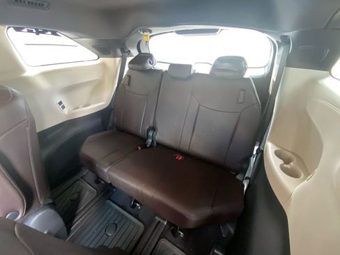 Used 2023 Toyota Sienna Platinum AWD/4WD image 18