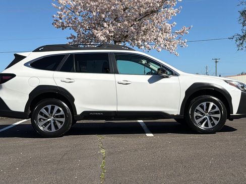 Used 2025 Subaru Outback Premium AWD/4WD image 3