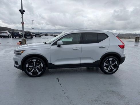 Used 2020 Volvo XC40 T5 Momentum image 2