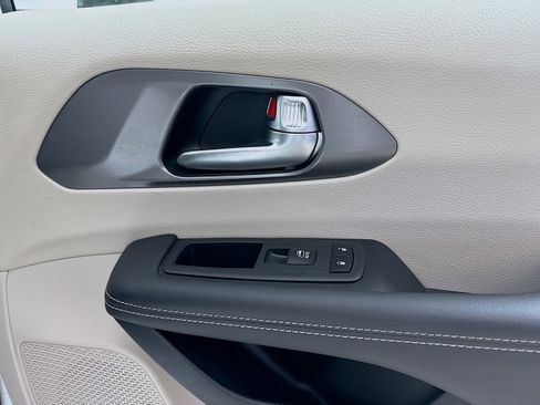 Used 2024 Chrysler Pacifica Touring-L image 29