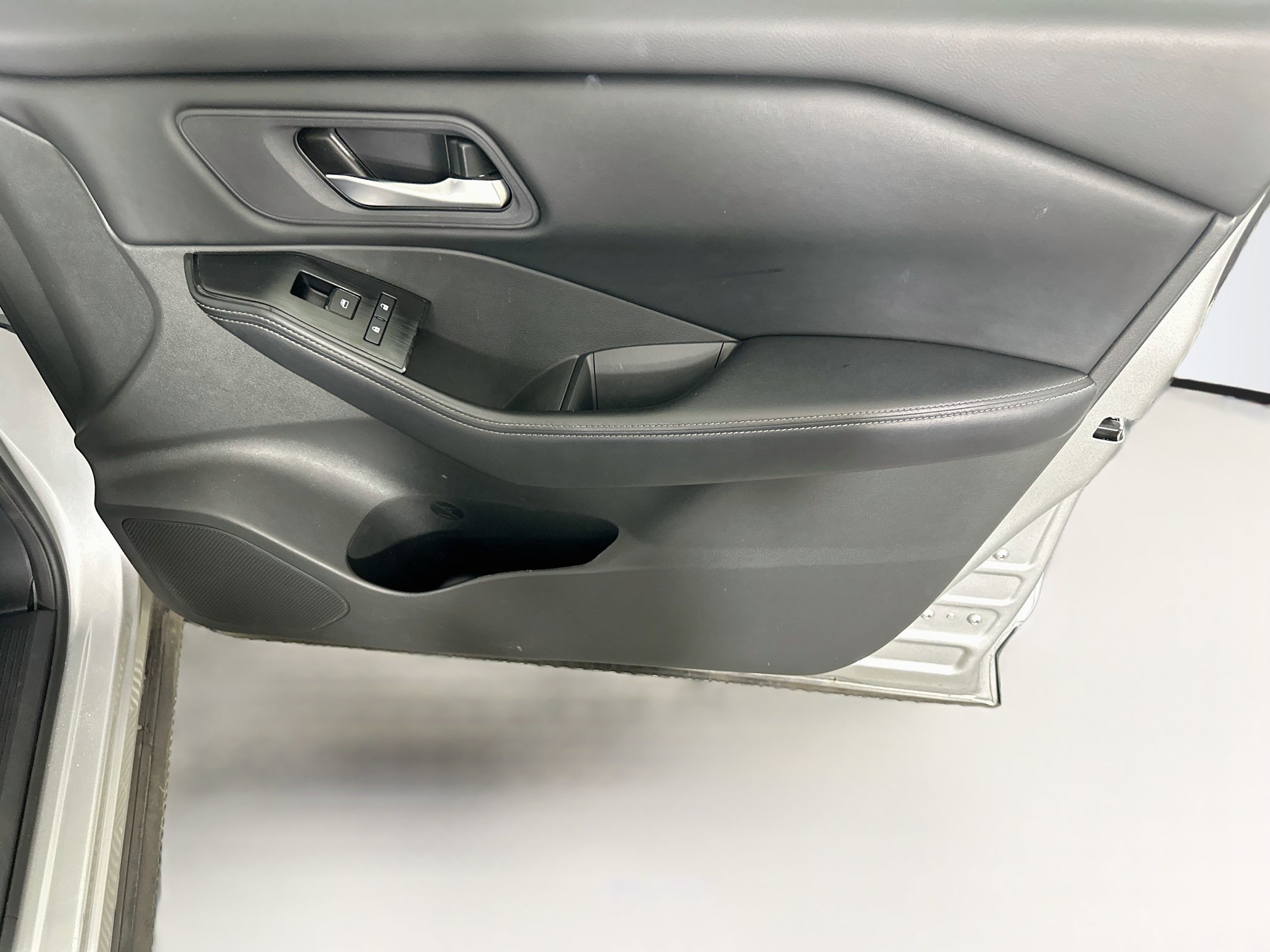 Used 2025 Nissan Rogue SV FWD image 30