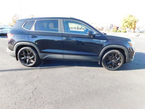 Used 2022 Volkswagen Taos SE w/ Panoramic Sunroof Package image 2