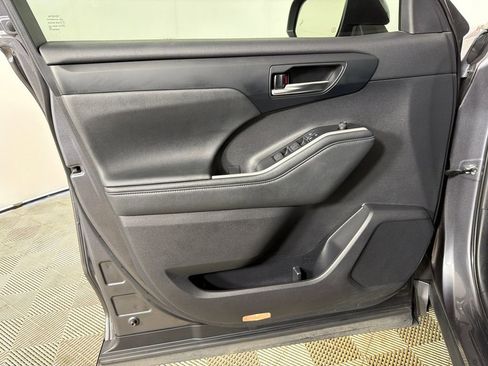 Used 2021 Toyota Highlander XLE FWD image 11