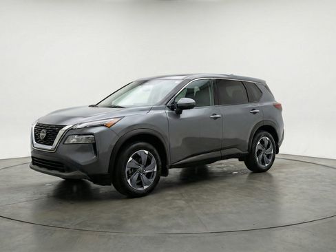 Used 2025 Nissan Rogue SV image 3