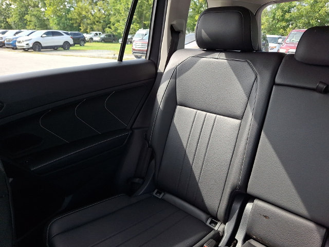 Used 2024 Volkswagen Tiguan SE AWD/4WD image 18