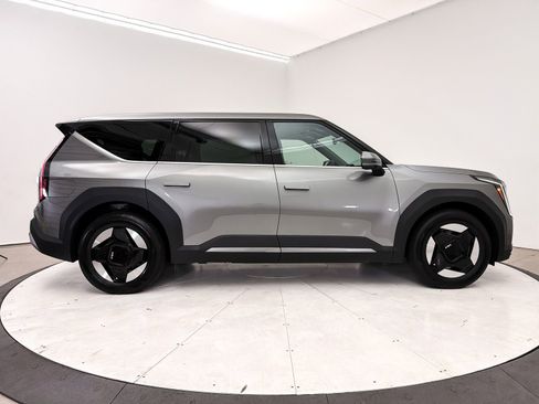 Used 2024 Kia EV9 Light Long Range RWD image 32