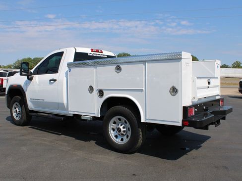 Used 2024 GMC Sierra 3500 Pro w/ Convenience Package image 4