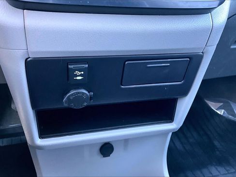 Used 2018 Toyota Sienna LE FWD image 33