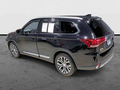 Used 2017 Mitsubishi Outlander GT AWD/4WD image 2
