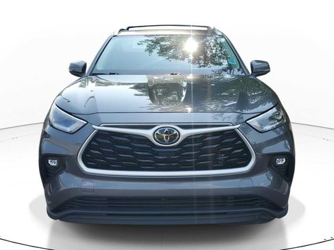 Used 2021 Toyota Highlander XLE FWD image 2
