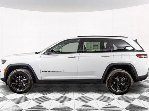 New 2025 Jeep Grand Cherokee Altitude image 12