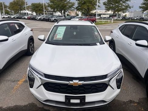 Used 2025 Chevrolet Trax LT w/ LT Convenience Package FWD image 2