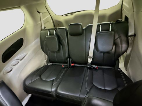 Used 2024 Chrysler Pacifica Touring-L image 29