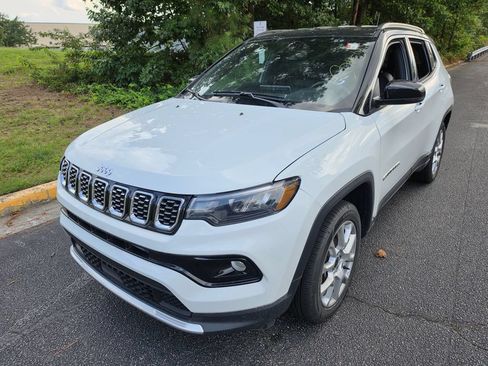 Used 2025 Jeep Compass Limited AWD/4WD image 6
