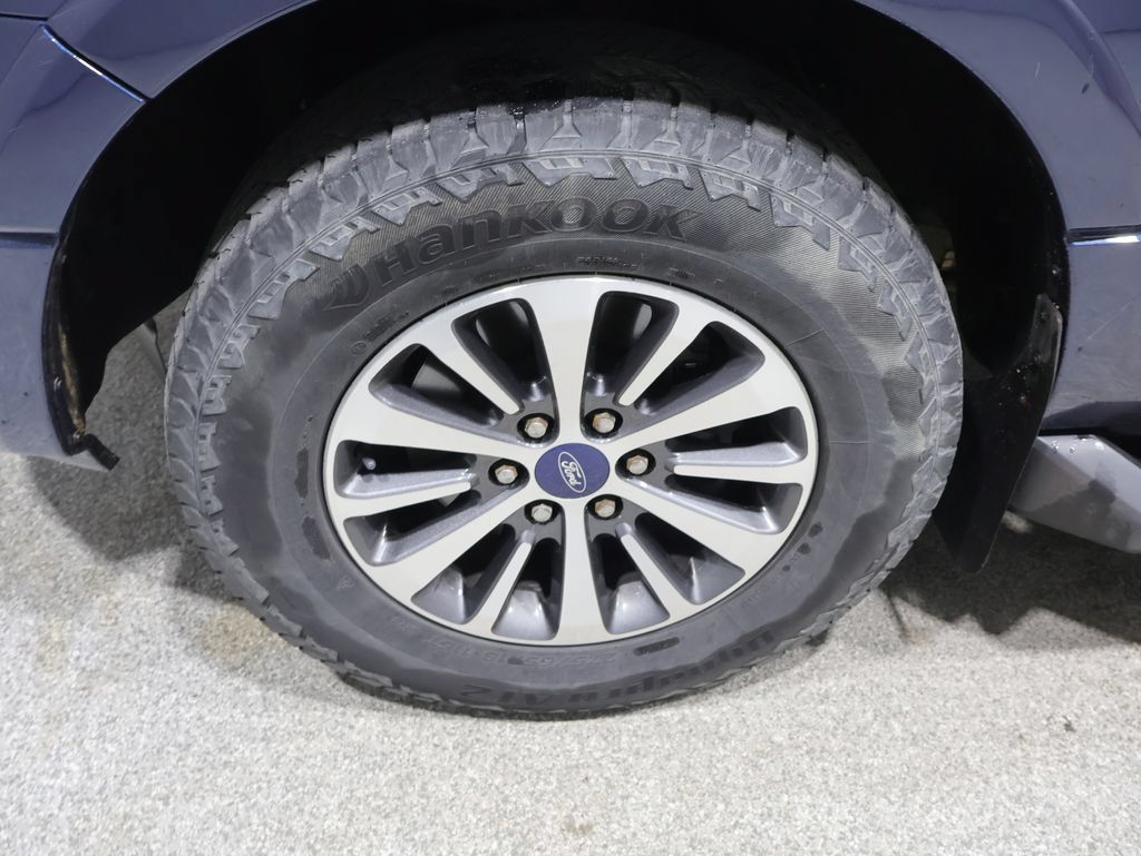Used 2017 Ford Expedition XLT w/ Equipment Group 202A AWD/4WD image 18