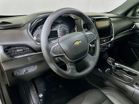 Used 2022 Chevrolet Traverse LT image 9